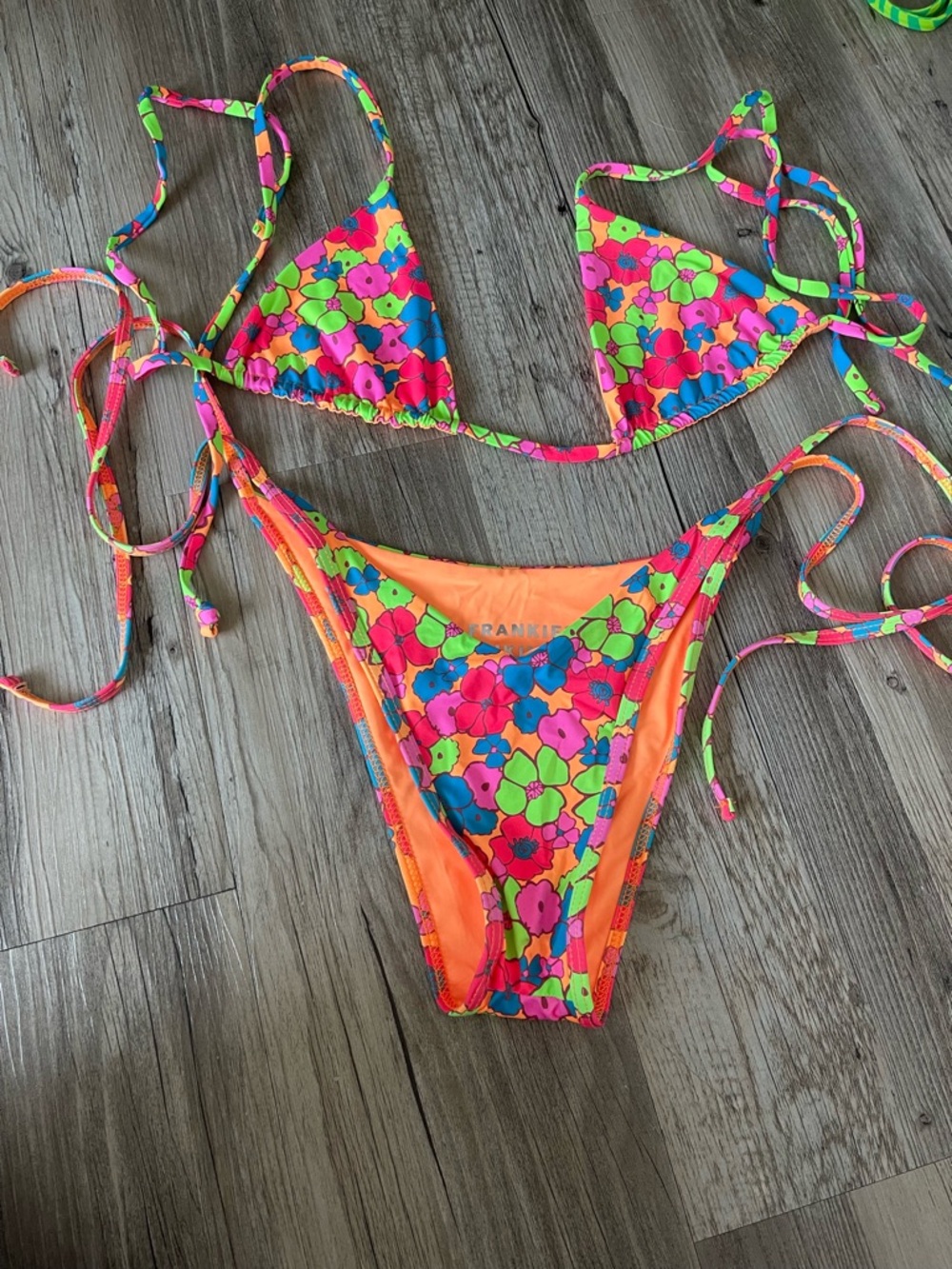 Frankie’s Bikinis Set